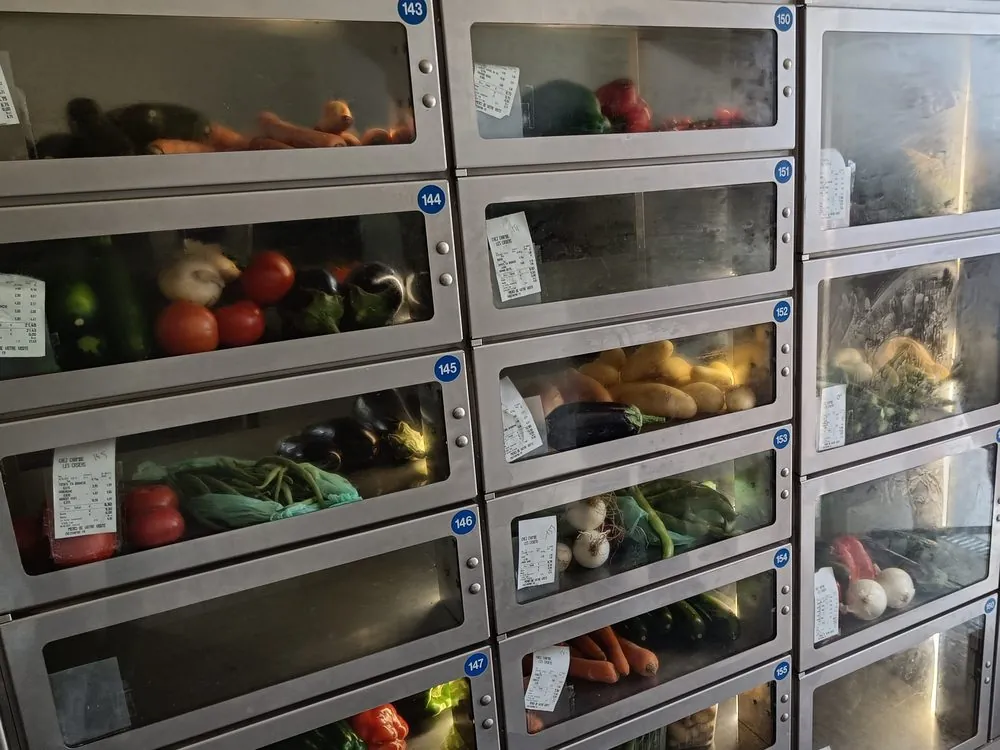 Casiers vitrés de différentes tailles, éclairés par LED