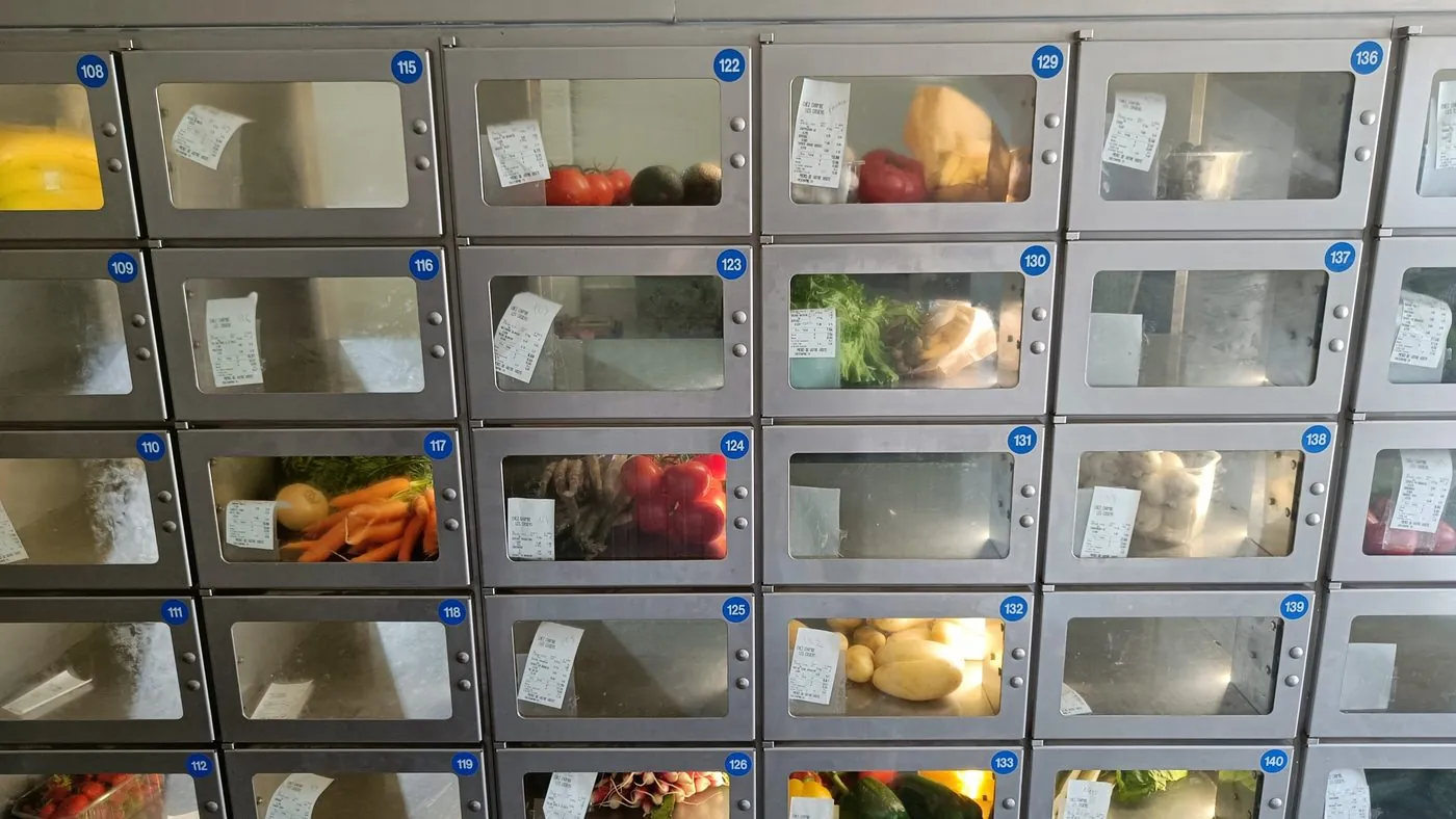 Casiers automatiques en inox remplis de fruits et légumes