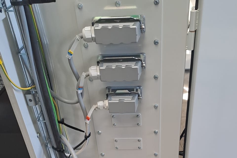Placa de conectores industriales enchufables en un armario