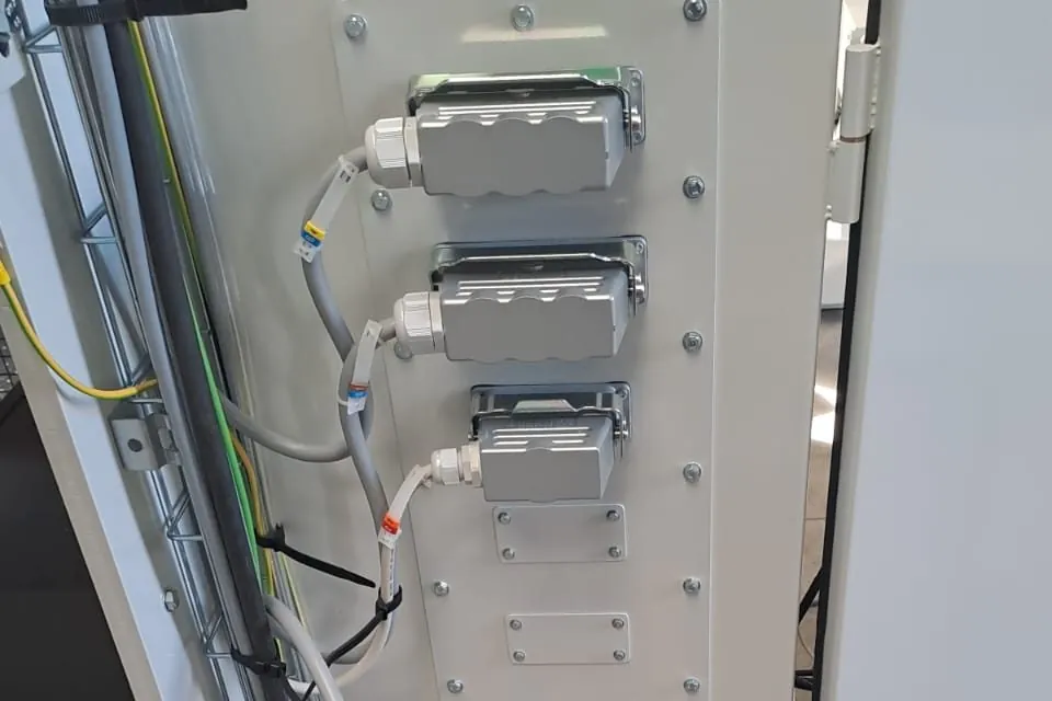 Platine de connecteurs industriels débrochables sur une armoire