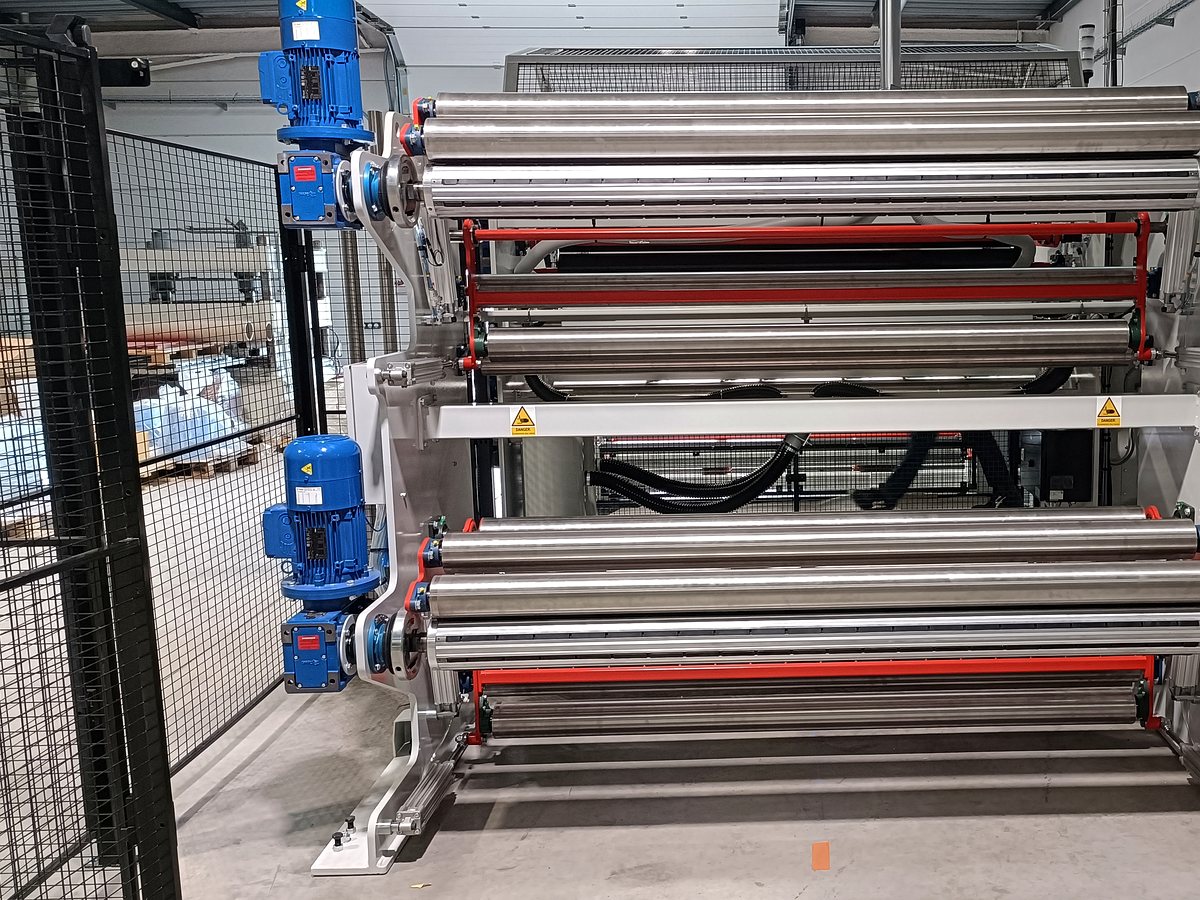 Machine protégée par une enceinte grillagée