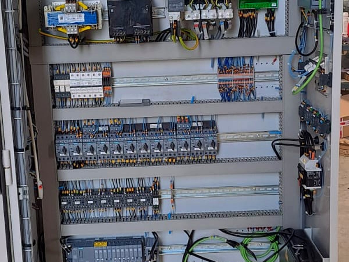 Armoire électrique câblée dans nos ateliers