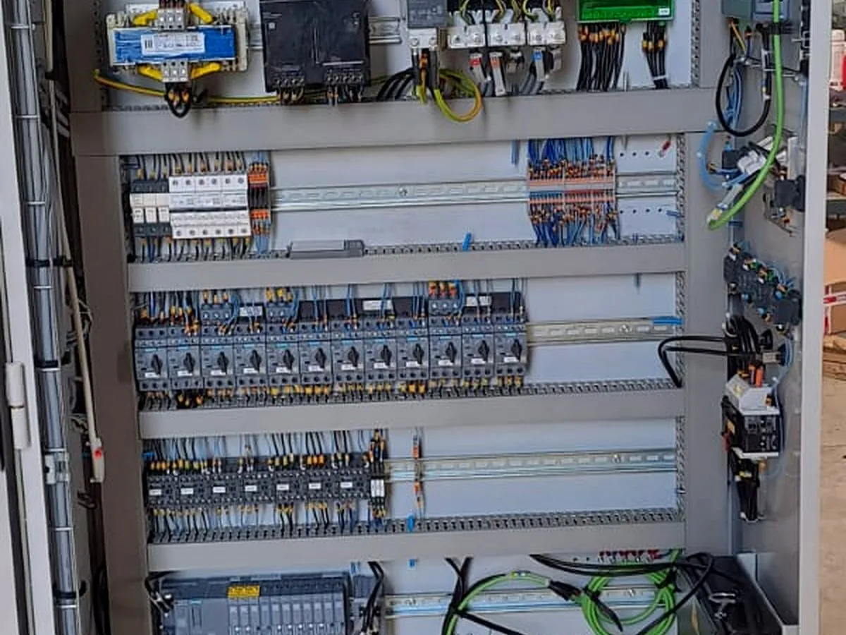 Armoire électrique câblée dans nos ateliers