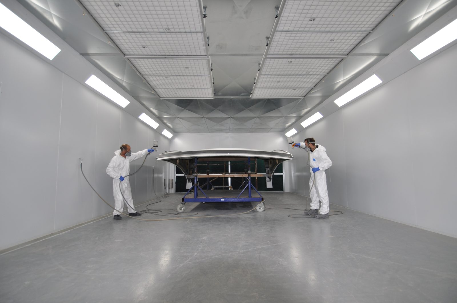 Cabine de peinture industrielle de grandes dimensions (photo d’illustration)