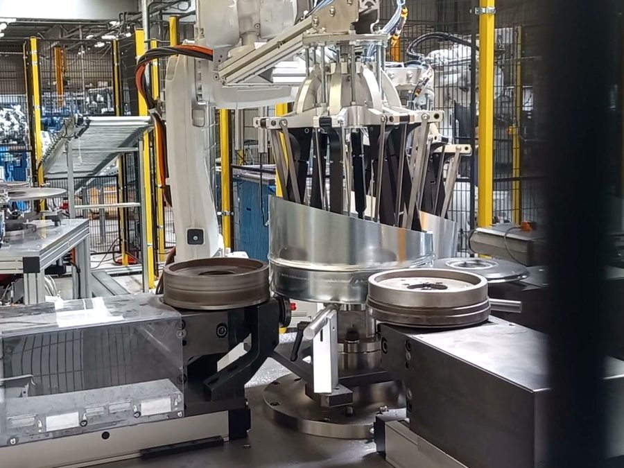 Ligne robotisée de fabrication de pièces en tôle
