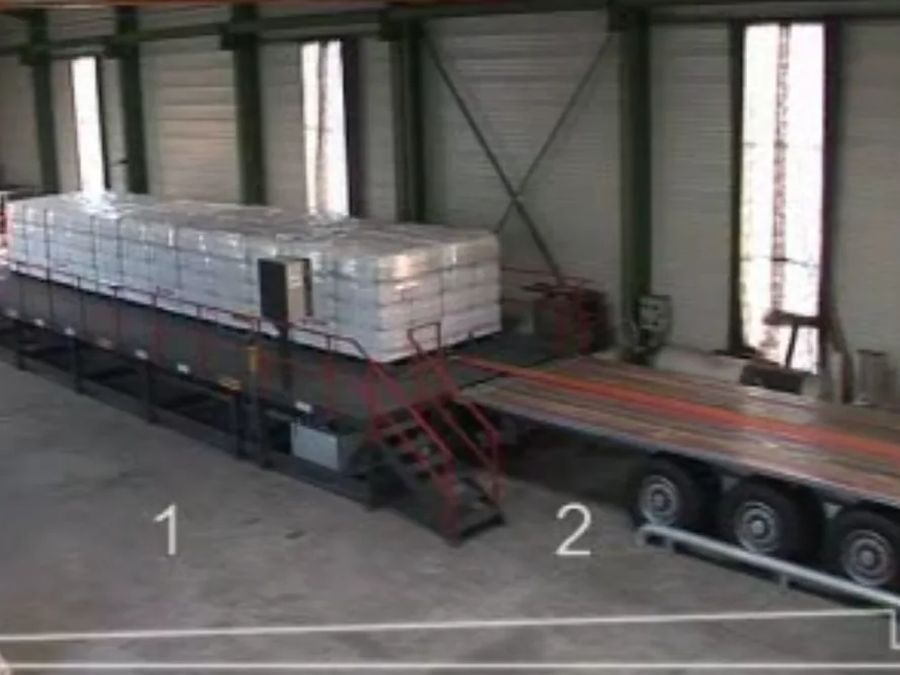 Tapis mobile glissant chargeant un camion