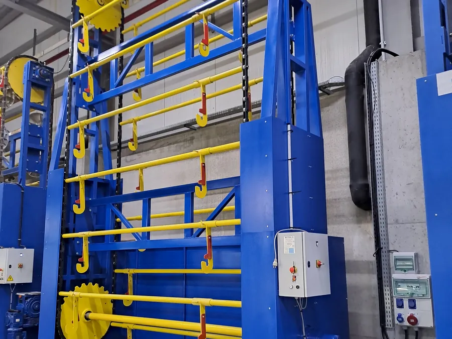 Magasin rotatif vertical stockant des rouleaux de tissu
